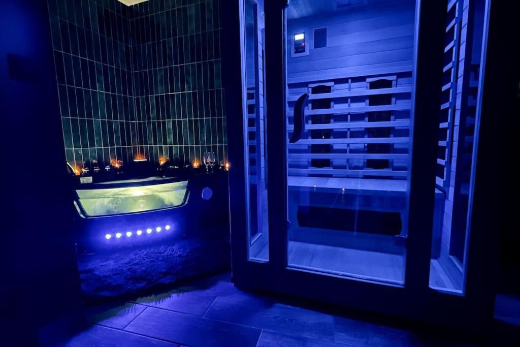 Love Room L' Orientale / Jacuzzi / Sauna Chateau-Landon Exteriör bild