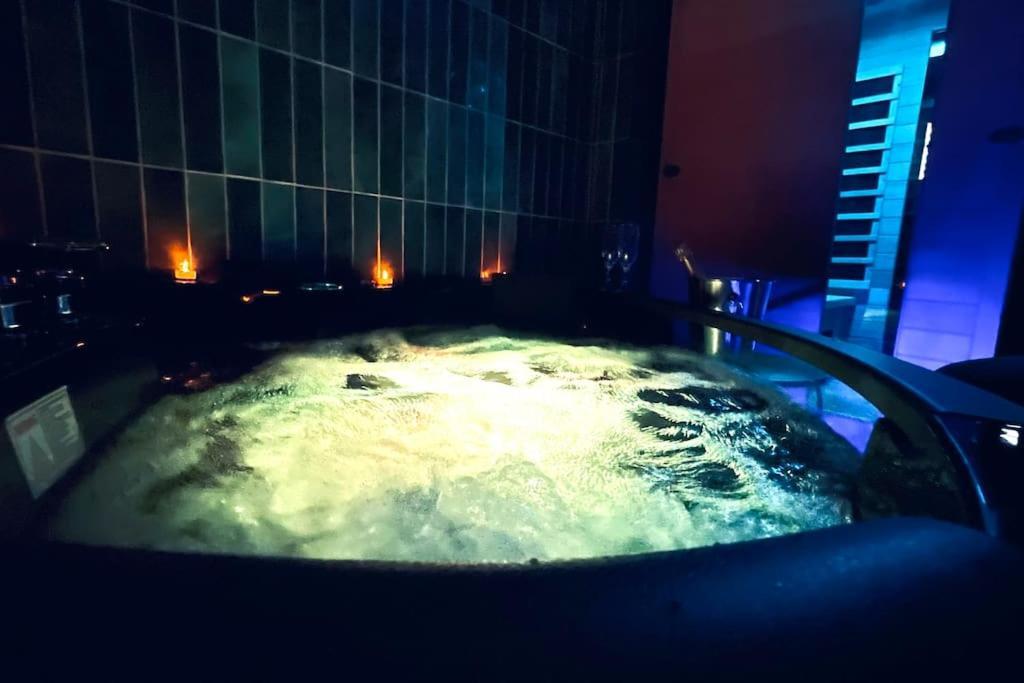 Love Room L' Orientale / Jacuzzi / Sauna Chateau-Landon Exteriör bild