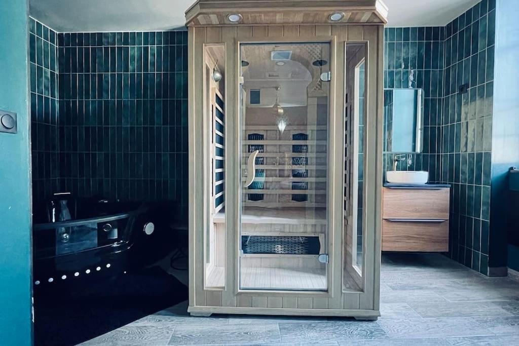 Love Room L' Orientale / Jacuzzi / Sauna Chateau-Landon Exteriör bild