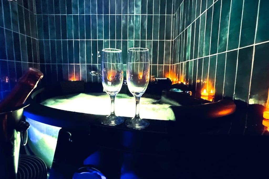 Love Room L' Orientale / Jacuzzi / Sauna Chateau-Landon Exteriör bild