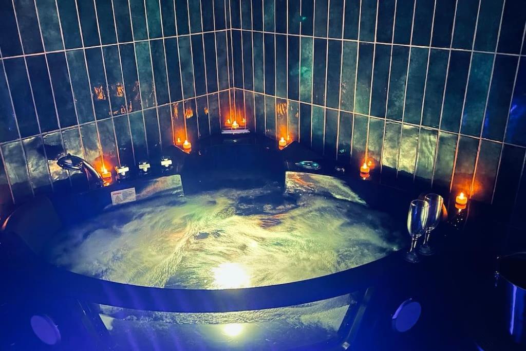 Love Room L' Orientale / Jacuzzi / Sauna Chateau-Landon Exteriör bild