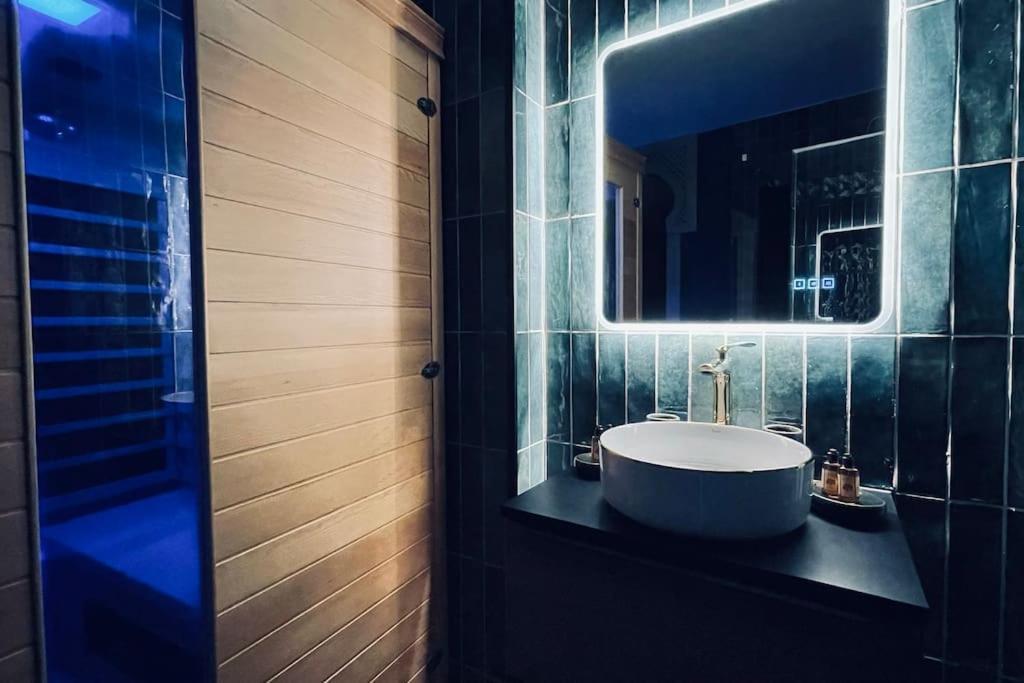Love Room L' Orientale / Jacuzzi / Sauna Chateau-Landon Exteriör bild
