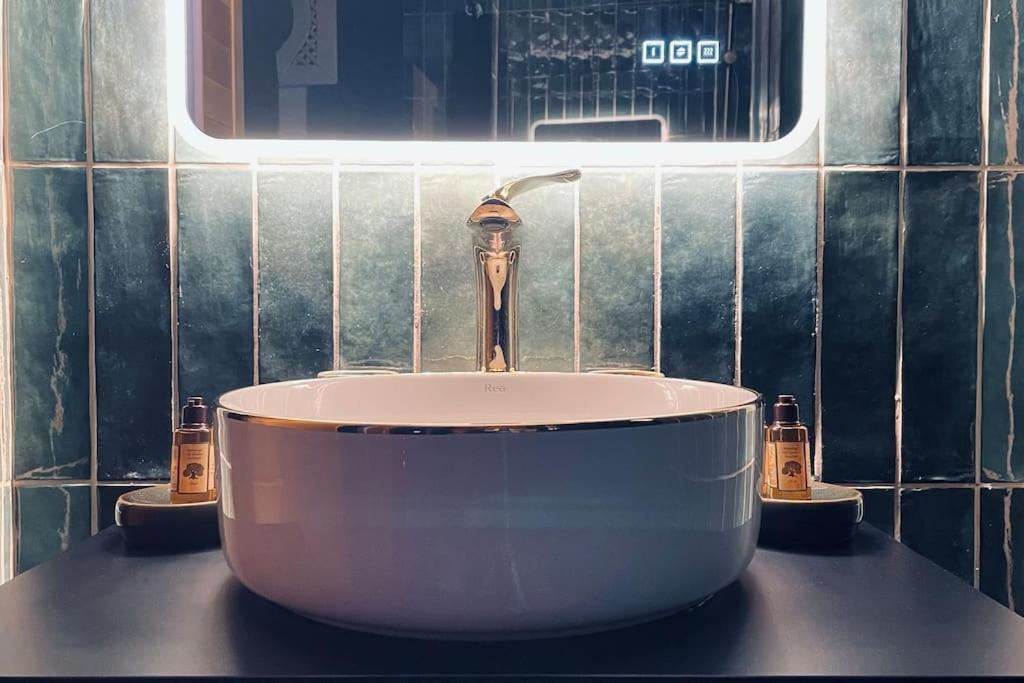 Love Room L' Orientale / Jacuzzi / Sauna Chateau-Landon Exteriör bild